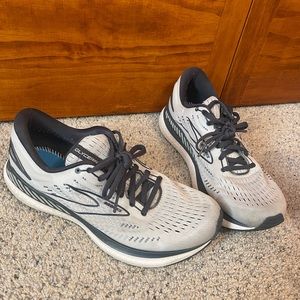 Brooks running shoes - size 9.5